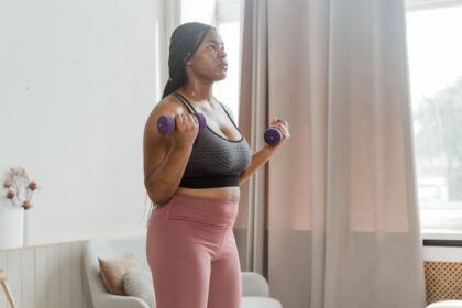Ganhe força em casa: treino prático com halteres para mães