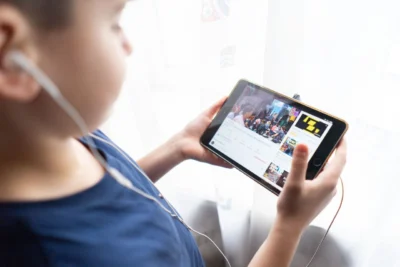 Confira 9 canais do YouTube que ensinam crianças brincando