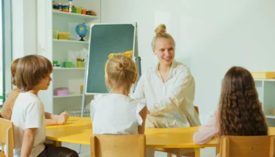 Descubra a melhor idade para matricular seu filho em escola bilíngue