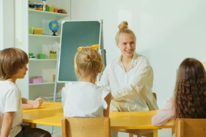 Descubra a melhor idade para matricular seu filho em escola bilíngue
