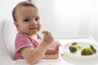 Descubra como seu bebê aprende a mastigar antes da primeira colherada