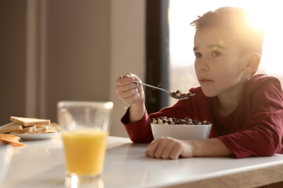 Guia prático ajuda pais a enfrentar seletividade alimentar no autismo